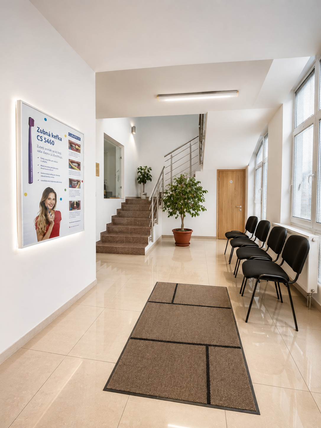Vstupná chodba kliniky PEKNYUSMEV so schodiskom a rastlinami
